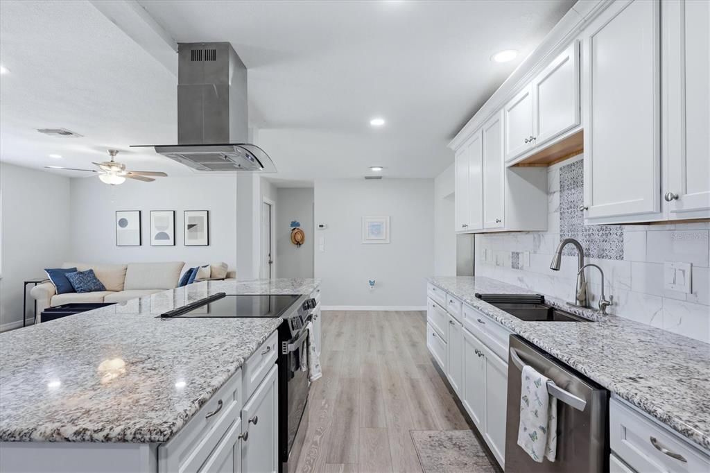 Active With Contract: $317,500 (2 beds, 2 baths, 1286 Square Feet)