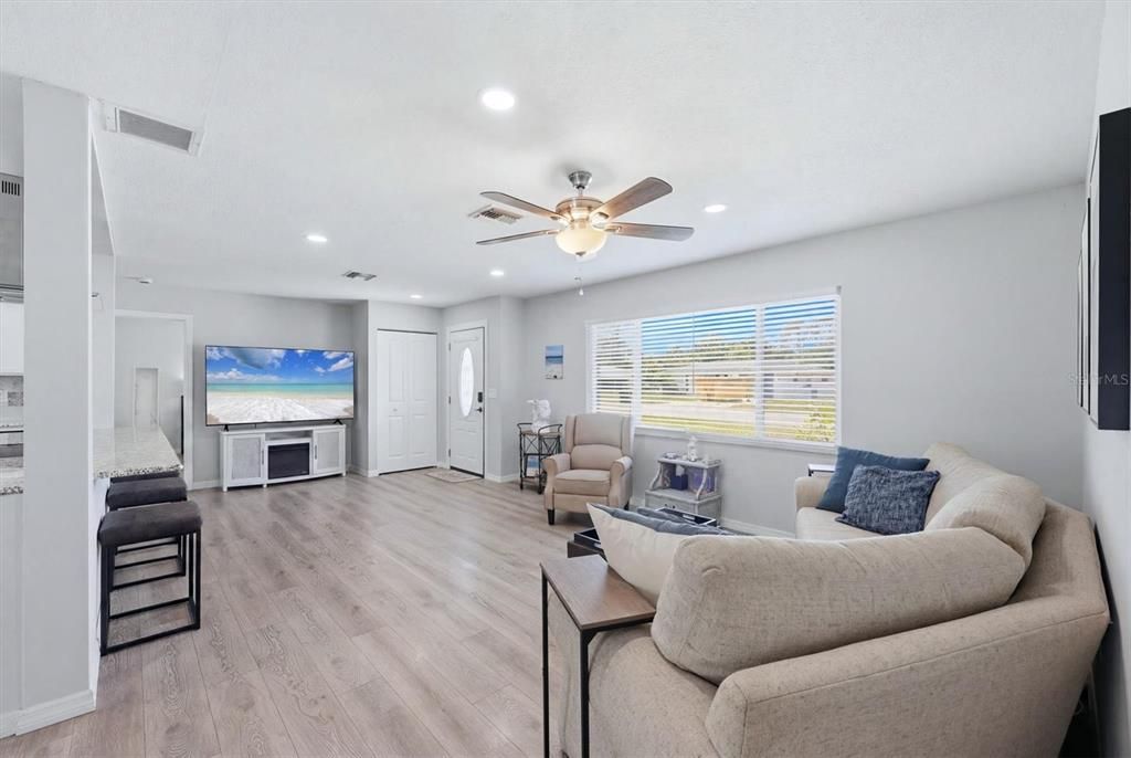 Active With Contract: $317,500 (2 beds, 2 baths, 1286 Square Feet)