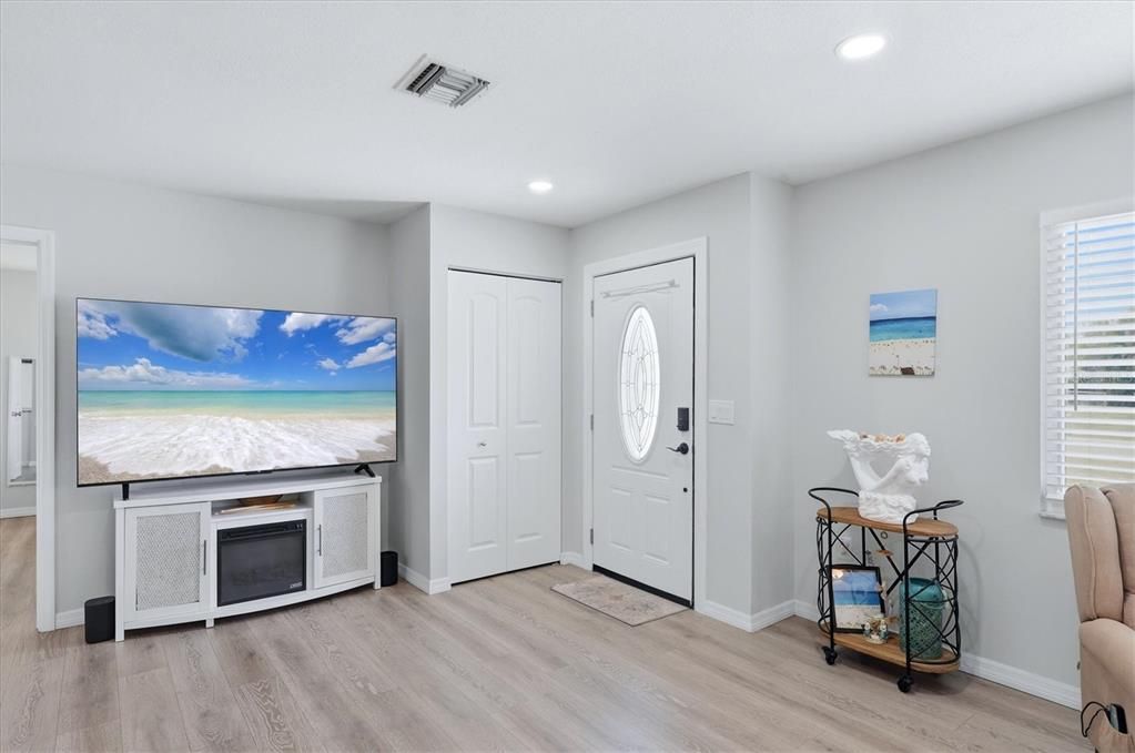 Active With Contract: $317,500 (2 beds, 2 baths, 1286 Square Feet)