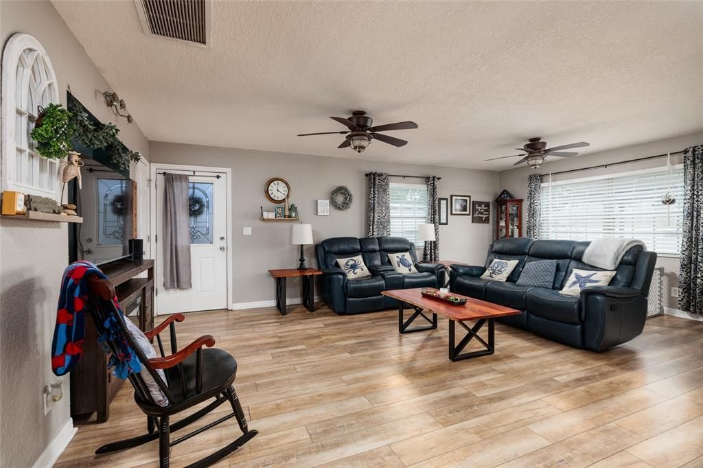 For Sale: $474,900 (4 beds, 3 baths, 1320 Square Feet)