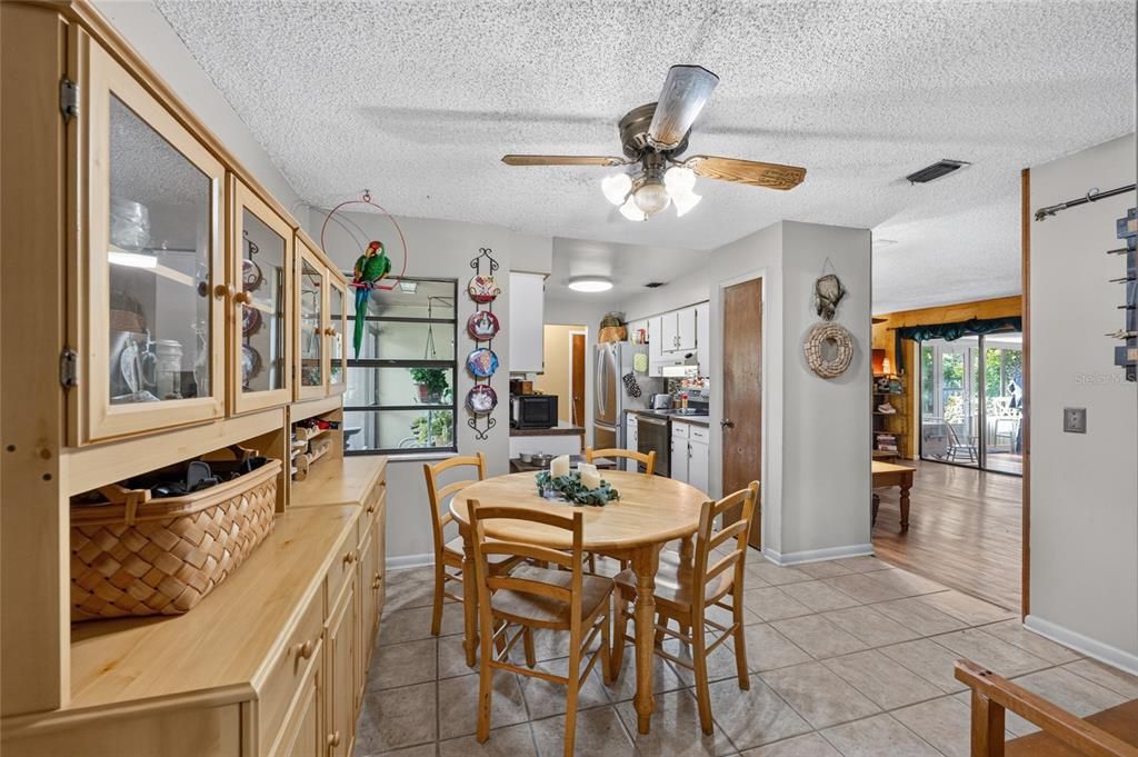 En Venta: $289,000 (4 camas, 2 baños, 1516 Pies cuadrados)