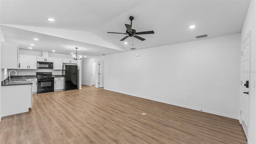 На продажу: $345,900 (3 спален, 2 ванн, 1484 Квадратных фут)