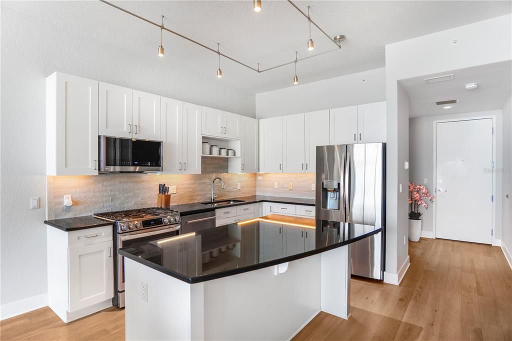 For Sale: $459,000 (2 beds, 2 baths, 1138 Square Feet)
