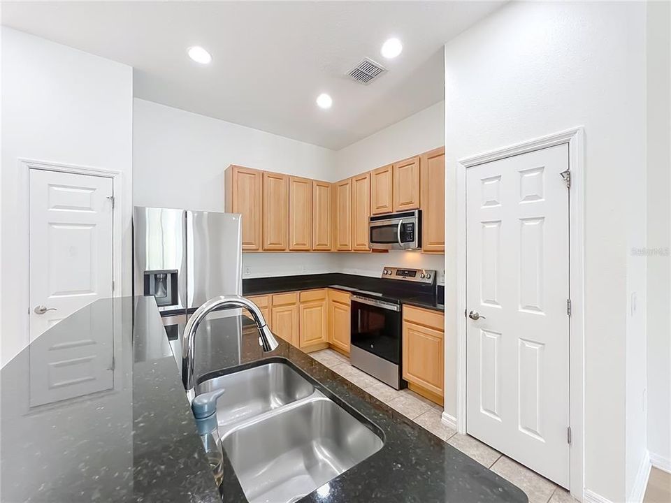 For Rent: $2,750 (3 beds, 2 baths, 1904 Square Feet)