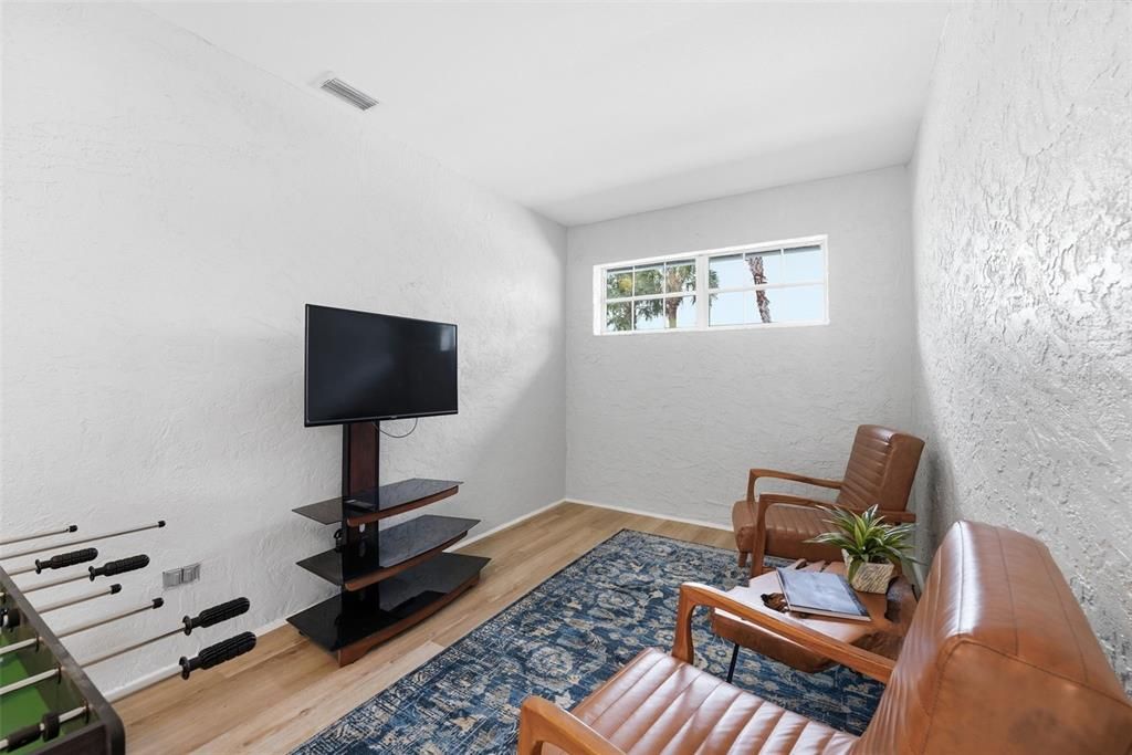 Activo con contrato: $375,000 (3 camas, 2 baños, 1995 Pies cuadrados)