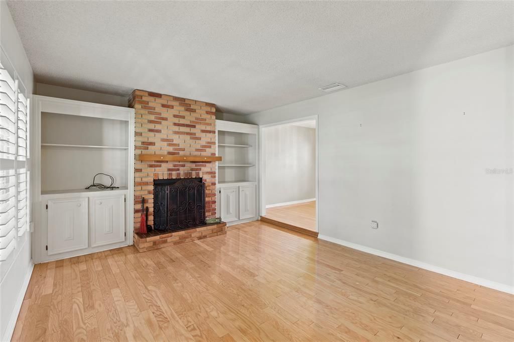 For Sale: $399,999 (4 beds, 3 baths, 2027 Square Feet)