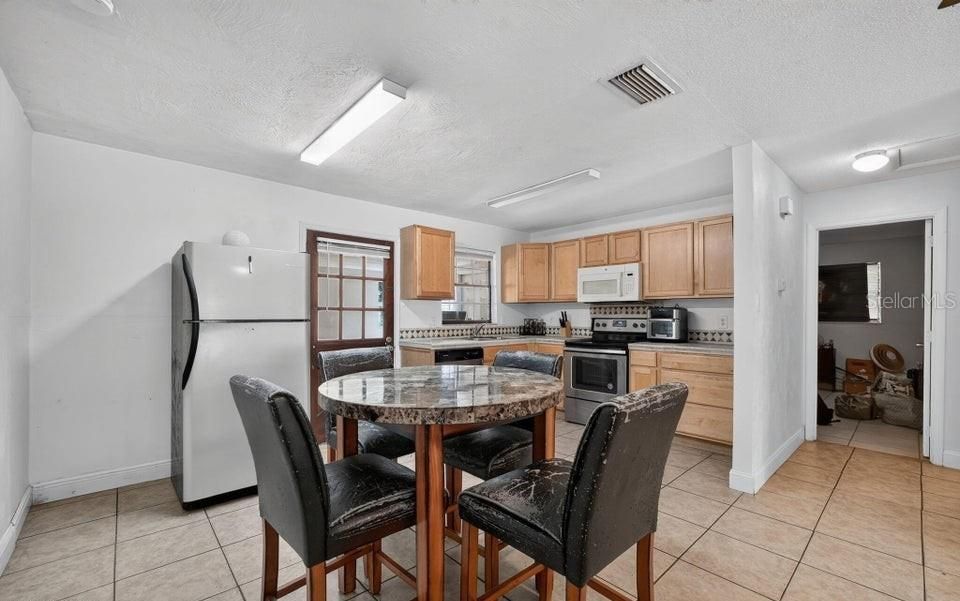For Sale: $145,000 (2 beds, 1 baths, 1034 Square Feet)