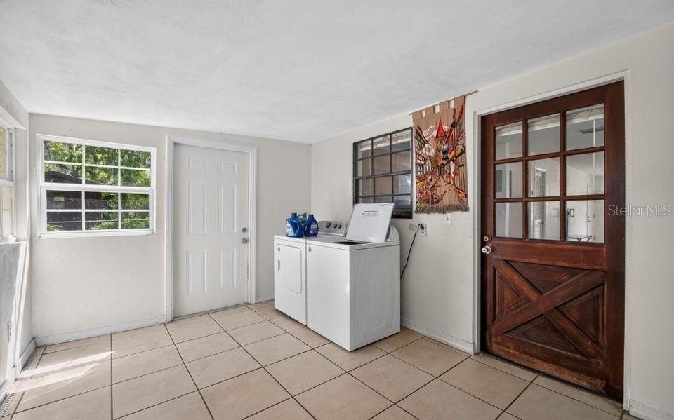 For Sale: $145,000 (2 beds, 1 baths, 1034 Square Feet)