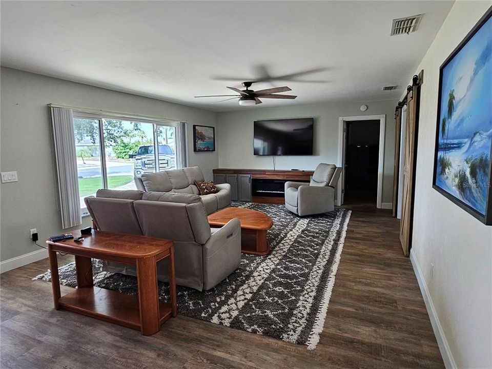 For Rent: $2,300 (2 beds, 2 baths, 1946 Square Feet)