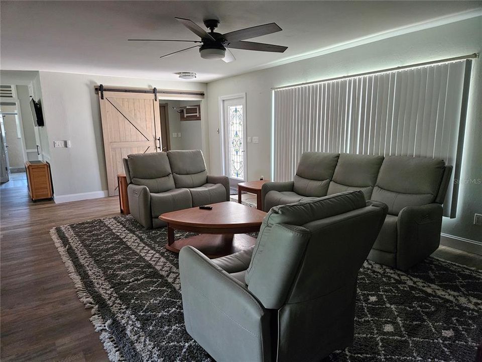 For Rent: $2,300 (2 beds, 2 baths, 1946 Square Feet)