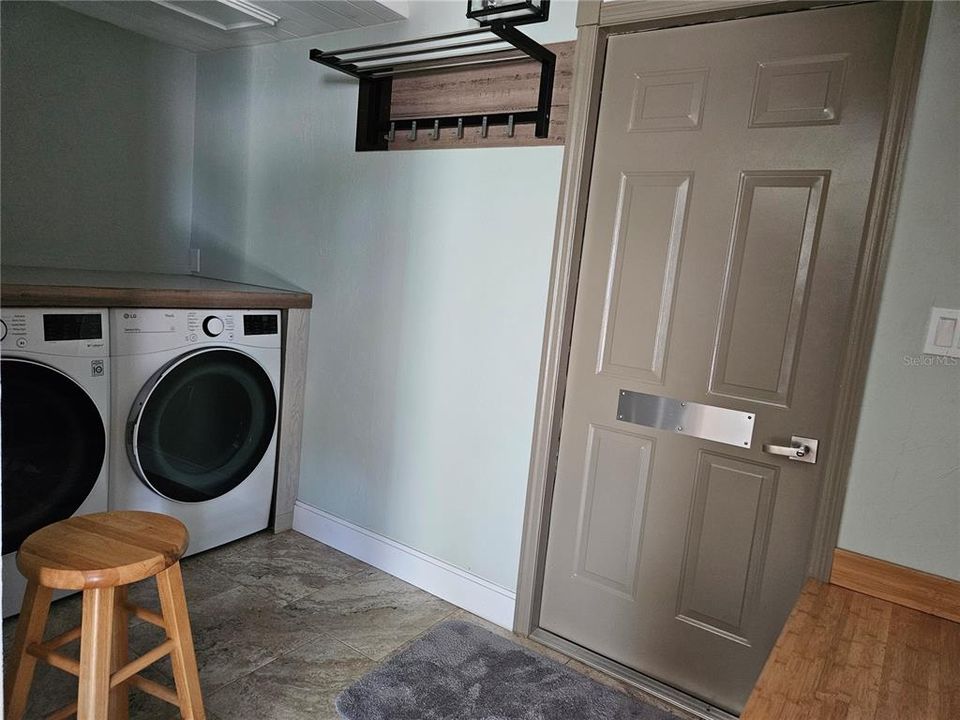 For Rent: $2,300 (2 beds, 2 baths, 1946 Square Feet)