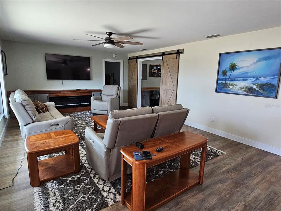 For Rent: $2,300 (2 beds, 2 baths, 1946 Square Feet)
