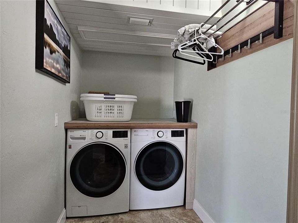 For Rent: $2,300 (2 beds, 2 baths, 1946 Square Feet)