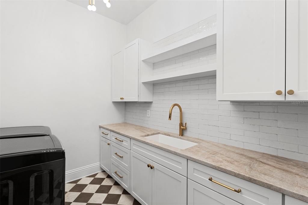 En Venta: $2,699,000 (5 camas, 5 baños, 5565 Pies cuadrados)