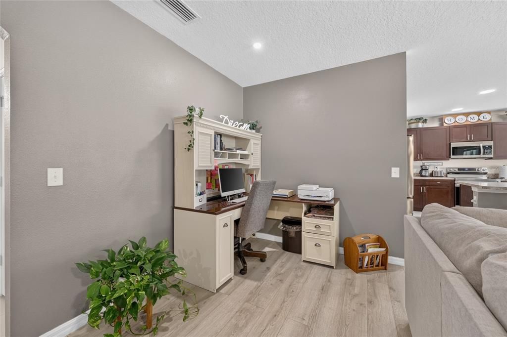 En Venta: $399,000 (4 camas, 2 baños, 2319 Pies cuadrados)
