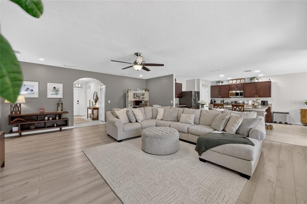 En Venta: $399,000 (4 camas, 2 baños, 2319 Pies cuadrados)
