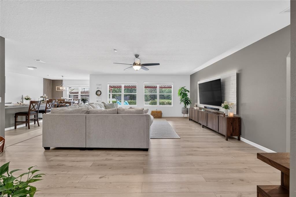 En Venta: $399,000 (4 camas, 2 baños, 2319 Pies cuadrados)