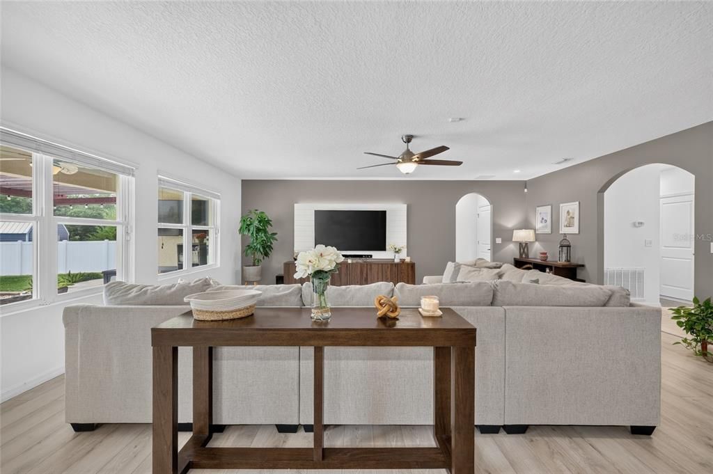 En Venta: $399,000 (4 camas, 2 baños, 2319 Pies cuadrados)