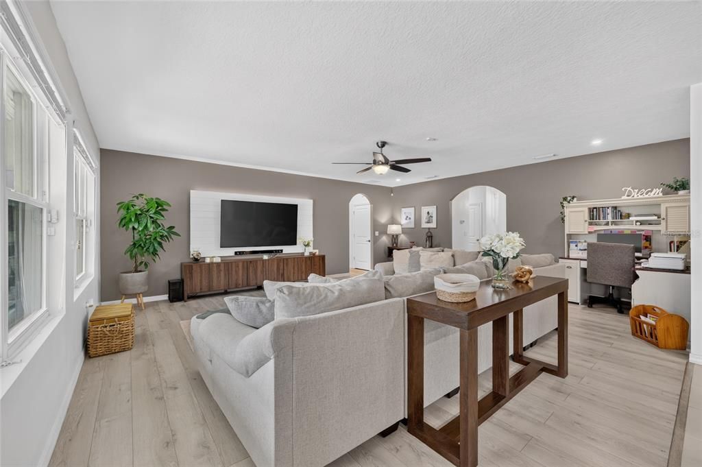 En Venta: $399,000 (4 camas, 2 baños, 2319 Pies cuadrados)