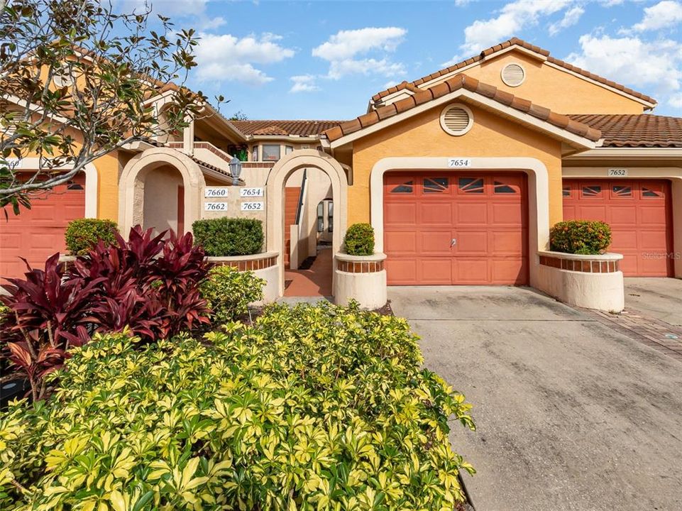For Sale: $269,900 (2 beds, 2 baths, 1075 Square Feet)