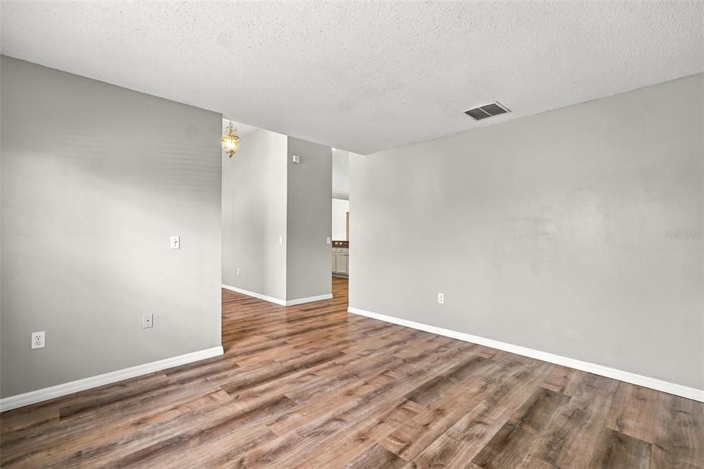 En Venta: $334,000 (3 camas, 2 baños, 1825 Pies cuadrados)