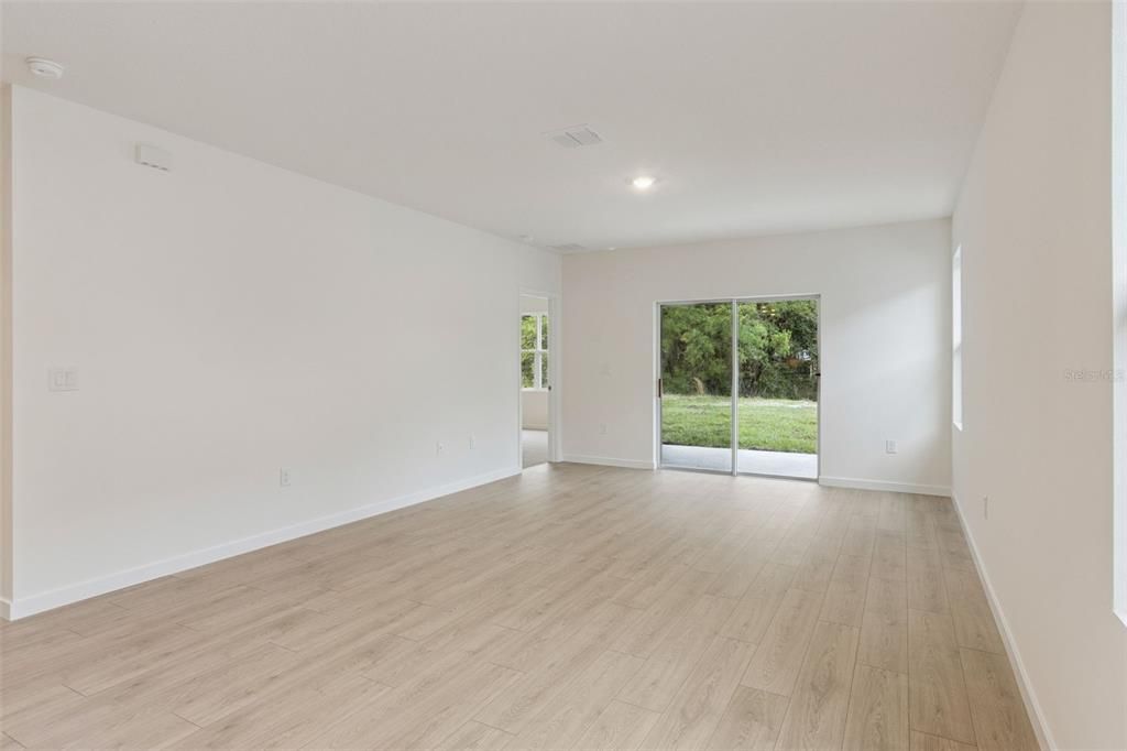 Activo con contrato: $394,990 (3 camas, 2 baños, 1614 Pies cuadrados)