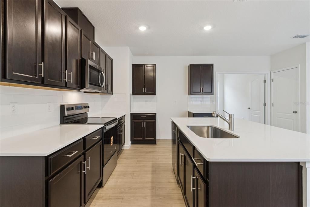 Activo con contrato: $394,990 (3 camas, 2 baños, 1614 Pies cuadrados)