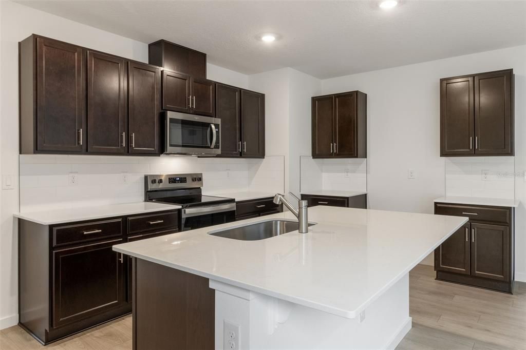 Activo con contrato: $394,990 (3 camas, 2 baños, 1614 Pies cuadrados)