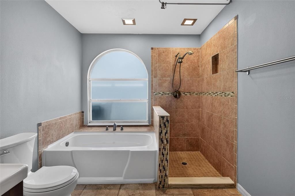 En Venta: $579,000 (4 camas, 2 baños, 2194 Pies cuadrados)
