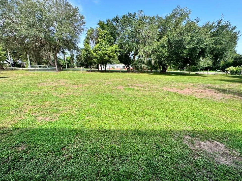 На продажу: $180,000 (0.98 acres)