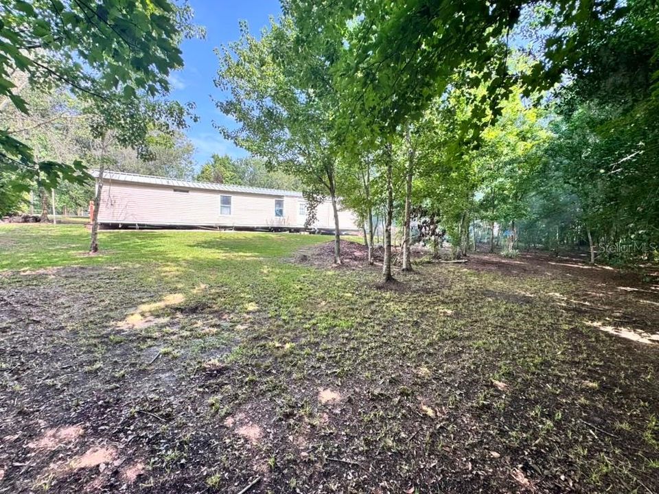 На продажу: $180,000 (0.98 acres)