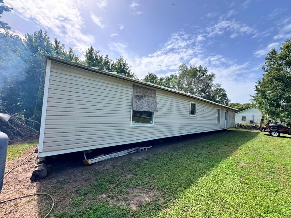 На продажу: $180,000 (0.98 acres)