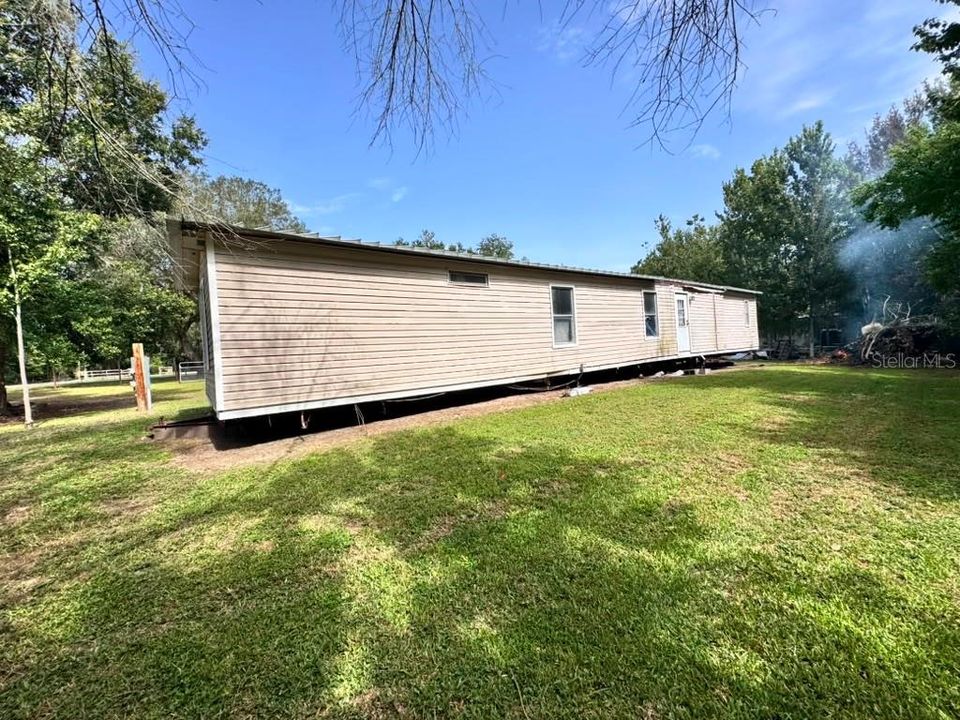На продажу: $180,000 (0.98 acres)