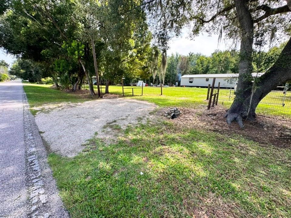 На продажу: $180,000 (0.98 acres)