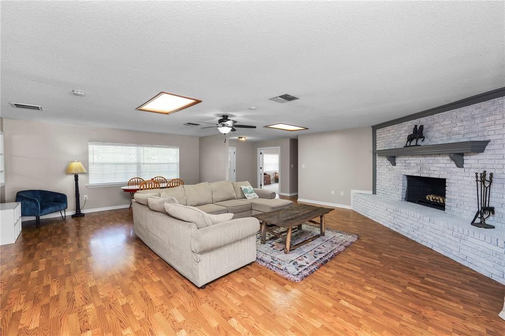 En Venta: $625,000 (4 camas, 2 baños, 2296 Pies cuadrados)