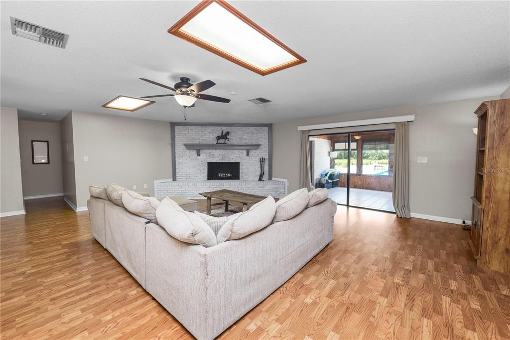 En Venta: $625,000 (4 camas, 2 baños, 2296 Pies cuadrados)
