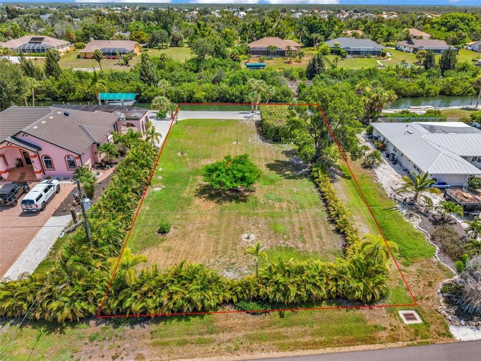 待售: $900,000 (0.50 acres)