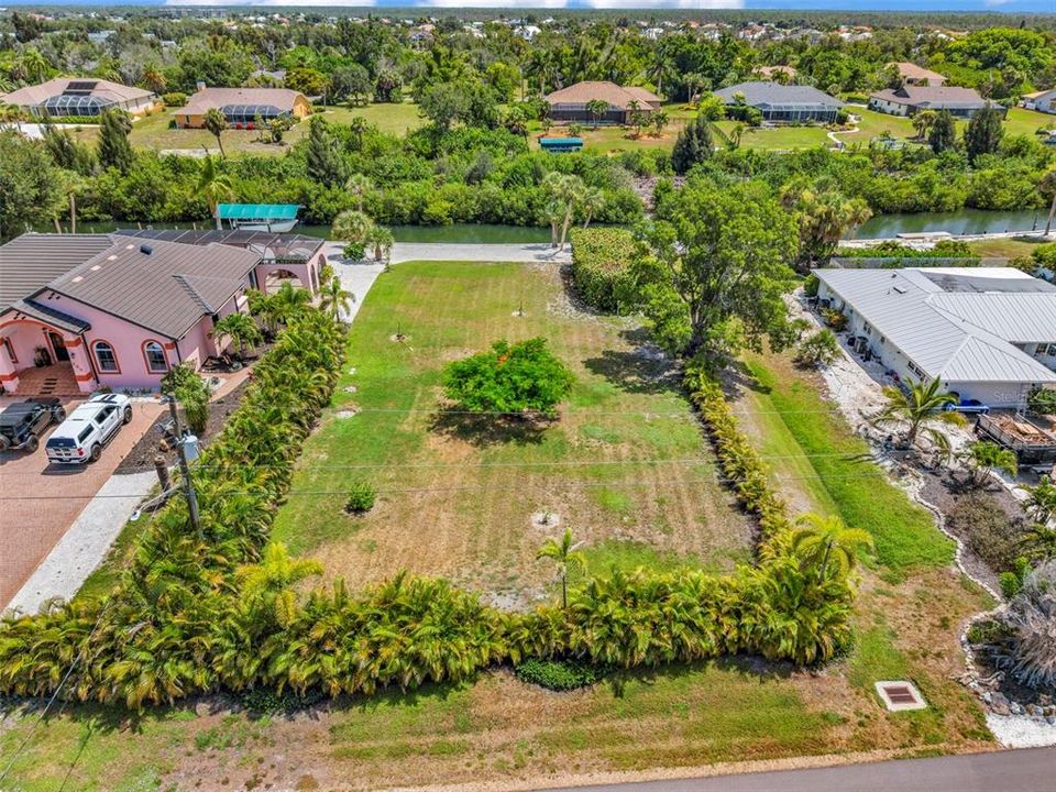 待售: $900,000 (0.50 acres)