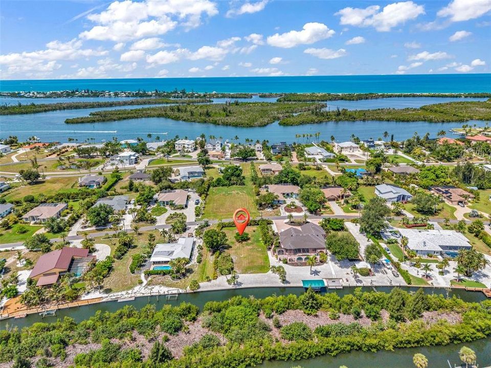 待售: $900,000 (0.50 acres)