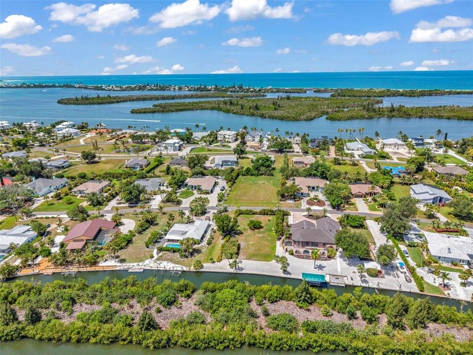 待售: $900,000 (0.50 acres)