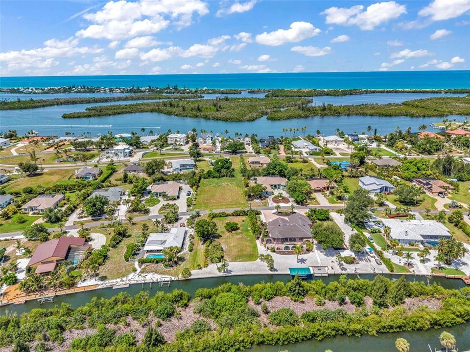 待售: $900,000 (0.50 acres)