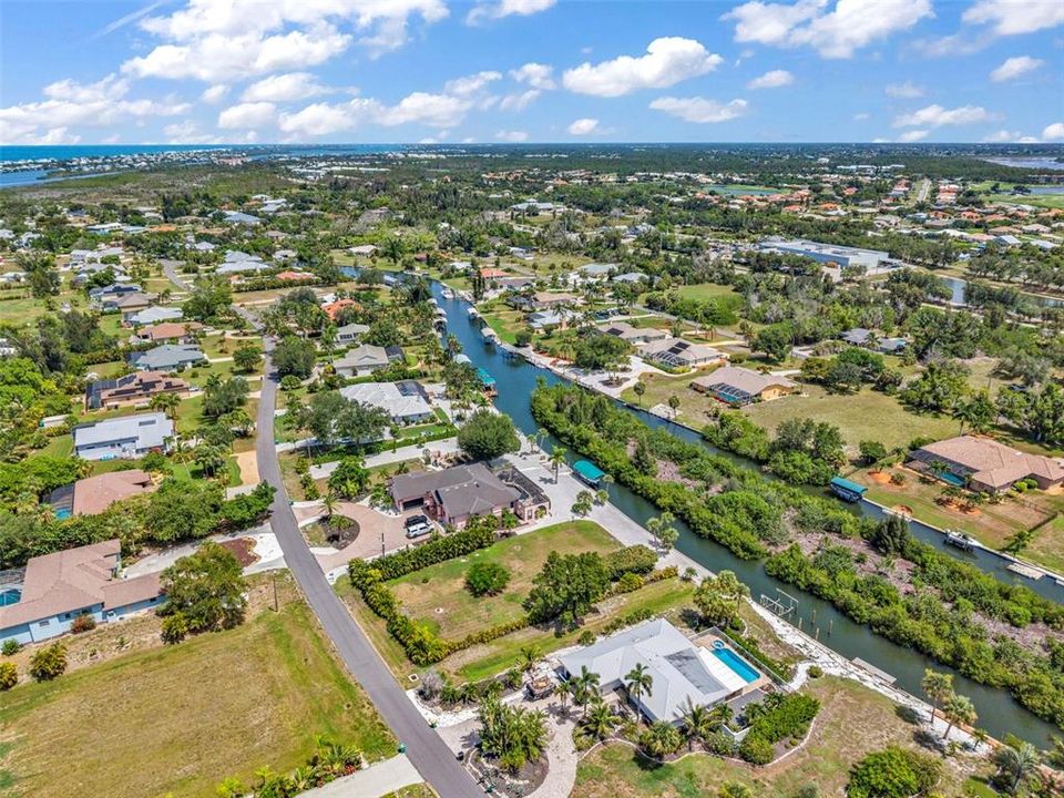 待售: $900,000 (0.50 acres)