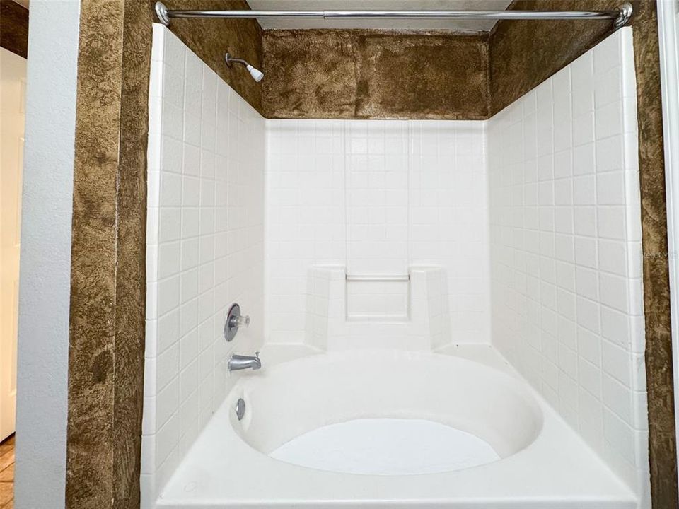 For Sale: $175,000 (2 beds, 1 baths, 1077 Square Feet)