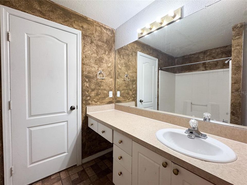 For Sale: $175,000 (2 beds, 1 baths, 1077 Square Feet)