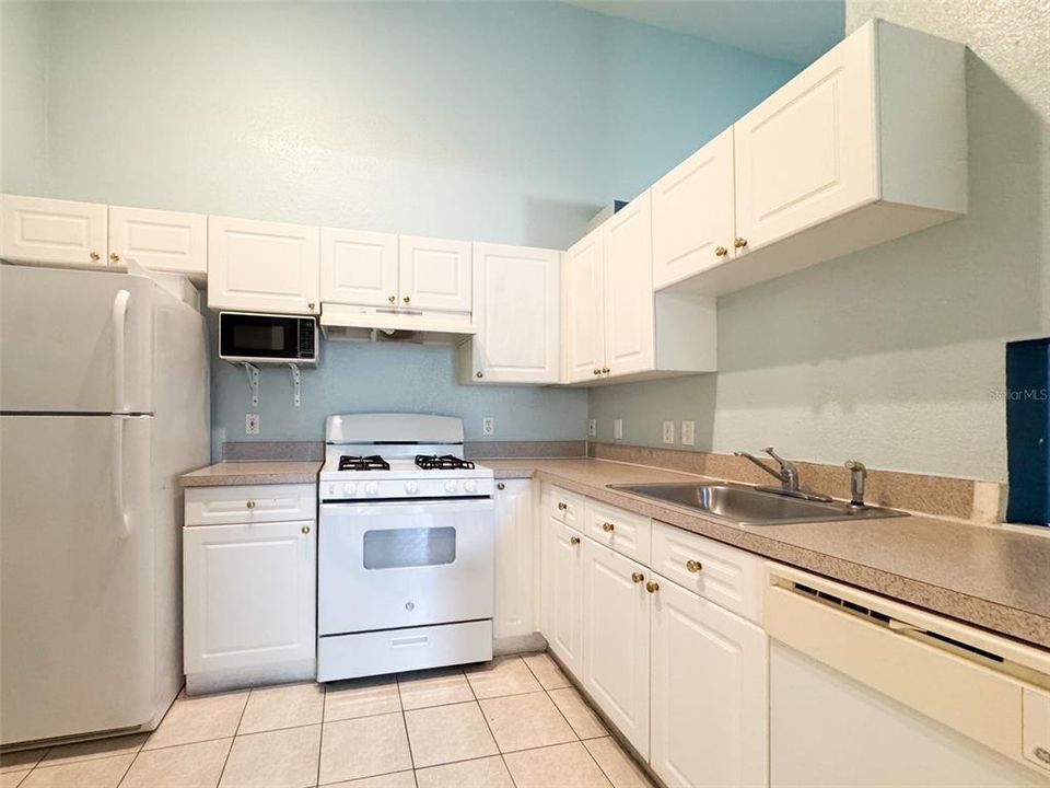 For Sale: $175,000 (2 beds, 1 baths, 1077 Square Feet)