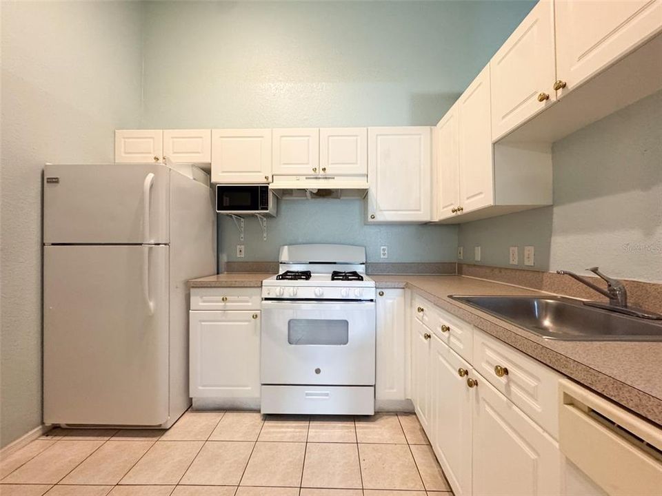 For Sale: $175,000 (2 beds, 1 baths, 1077 Square Feet)
