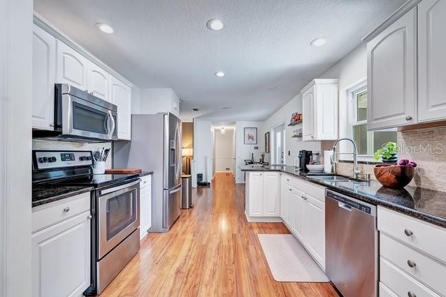 Activo con contrato: $569,000 (4 camas, 2 baños, 2022 Pies cuadrados)