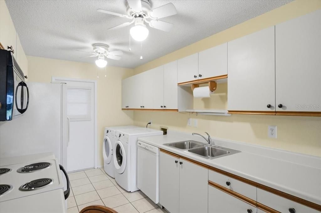 For Sale: $145,000 (2 beds, 2 baths, 1073 Square Feet)