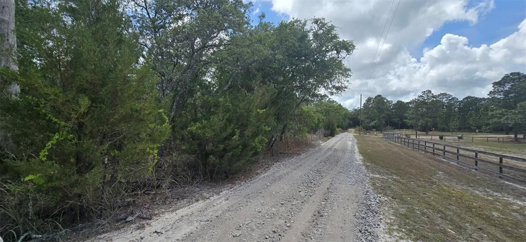 На продажу: $1,870,000 (40.41 acres)