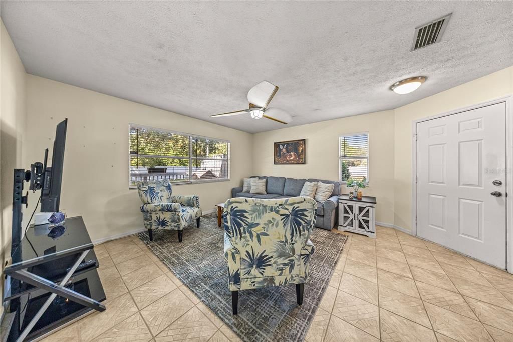 En Venta: $349,000 (4 camas, 3 baños, 2050 Pies cuadrados)